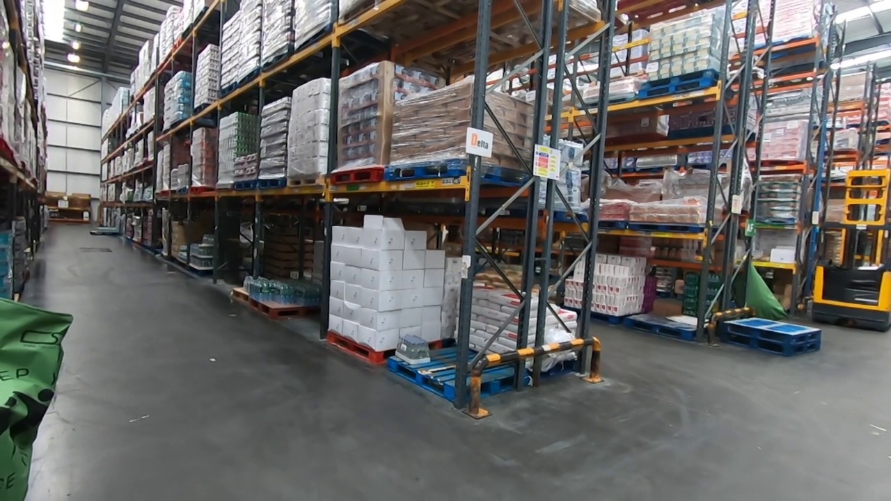 POV拍摄于食品分发仓库内视频素材