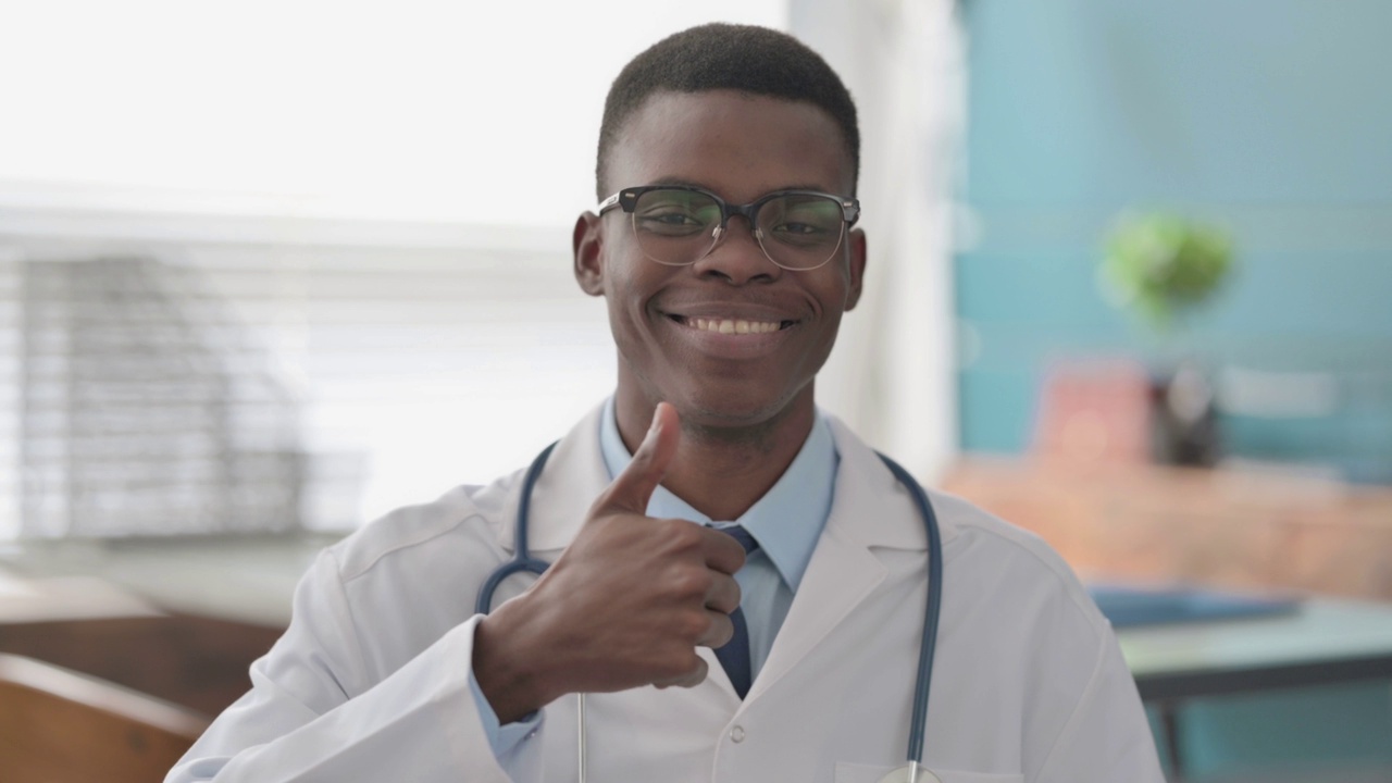 年轻的非洲医生竖起大拇指视频素材