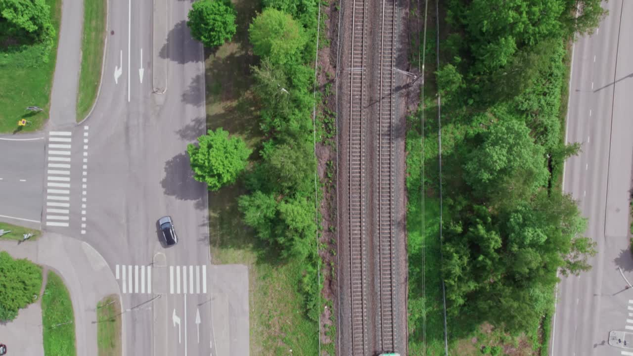 芬兰高速客运列车的鸟瞰图视频素材