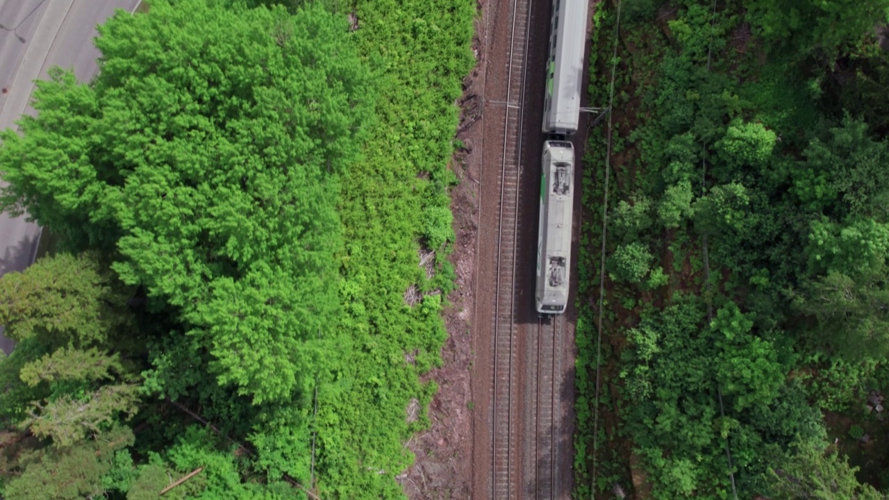 芬兰高速客运列车的鸟瞰图视频素材
