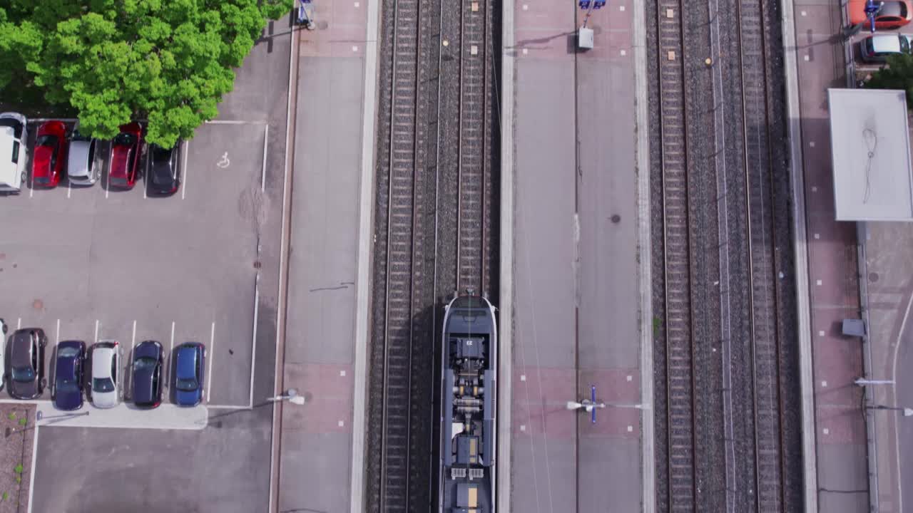 芬兰的通勤列车鸟瞰图视频素材