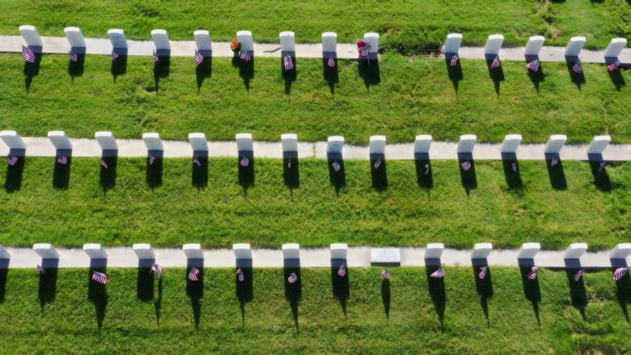无人机在军事公墓上空飞过一排排的墓碑视频下载
