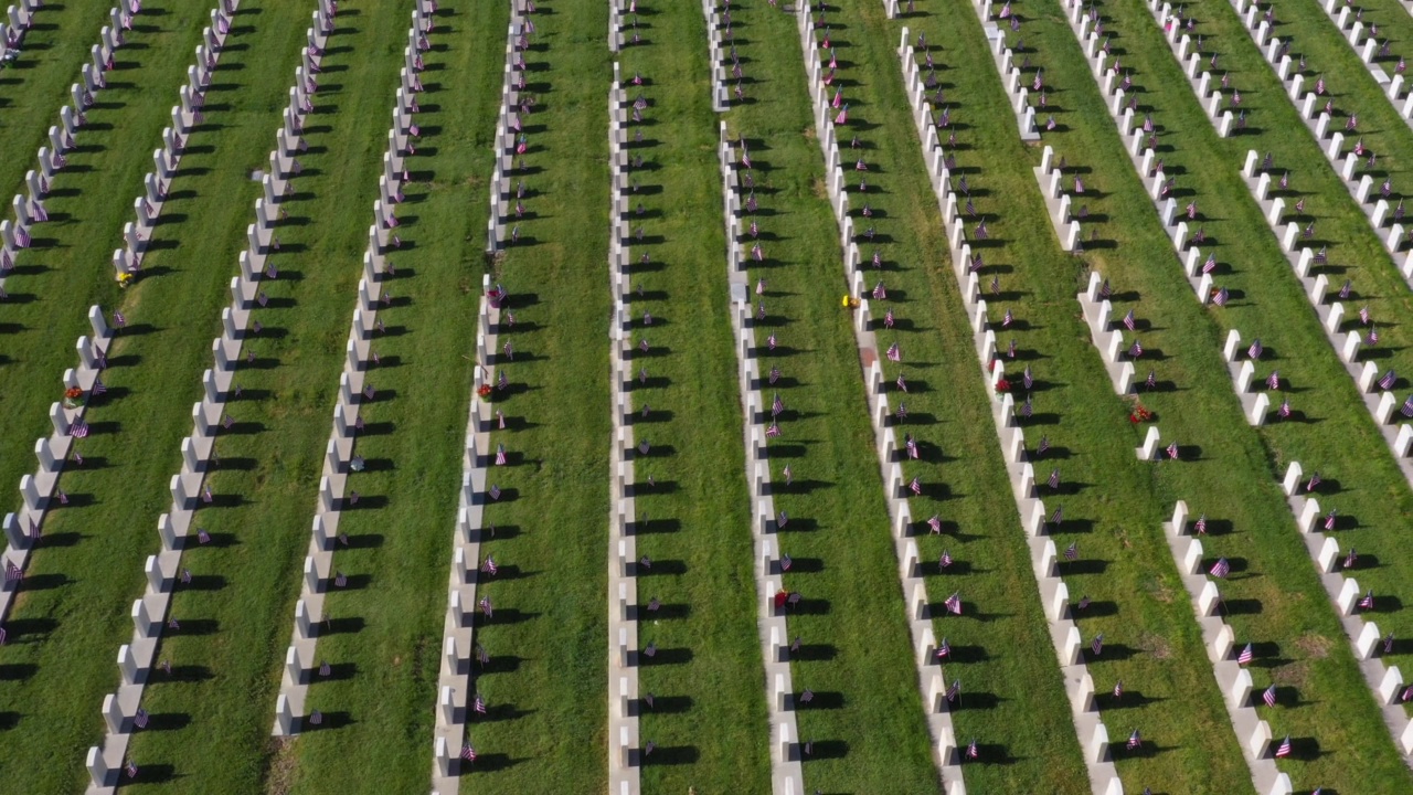 无人机在军事公墓上空飞过一排排的墓碑视频下载