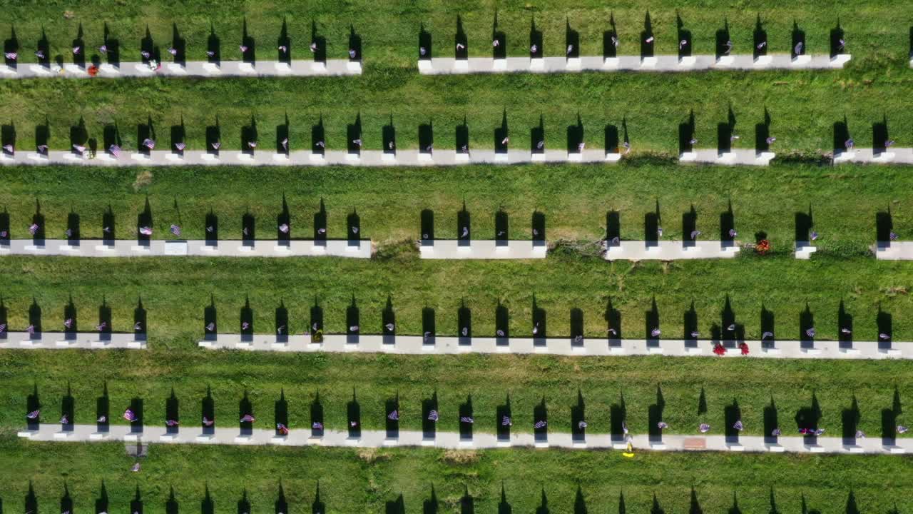 美国国旗下的无人机俯视墓碑视频下载
