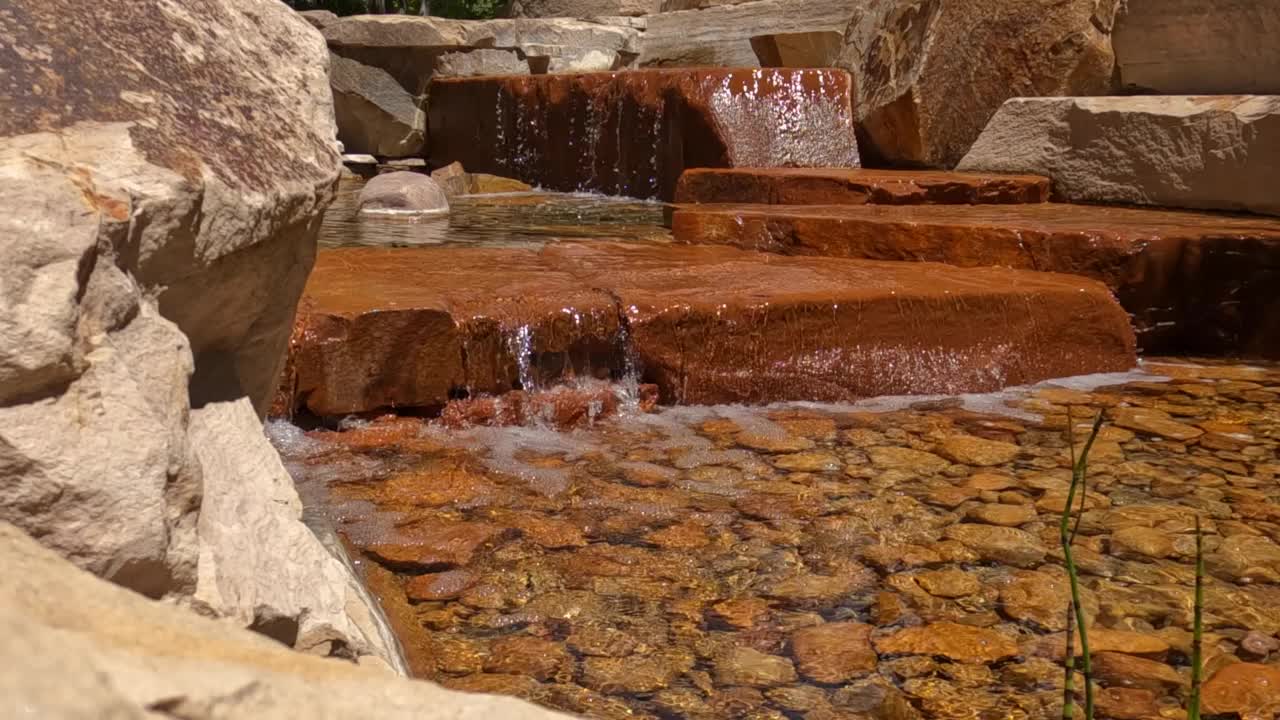 红岩砂岩溪流与岩石瀑布在白天视频下载