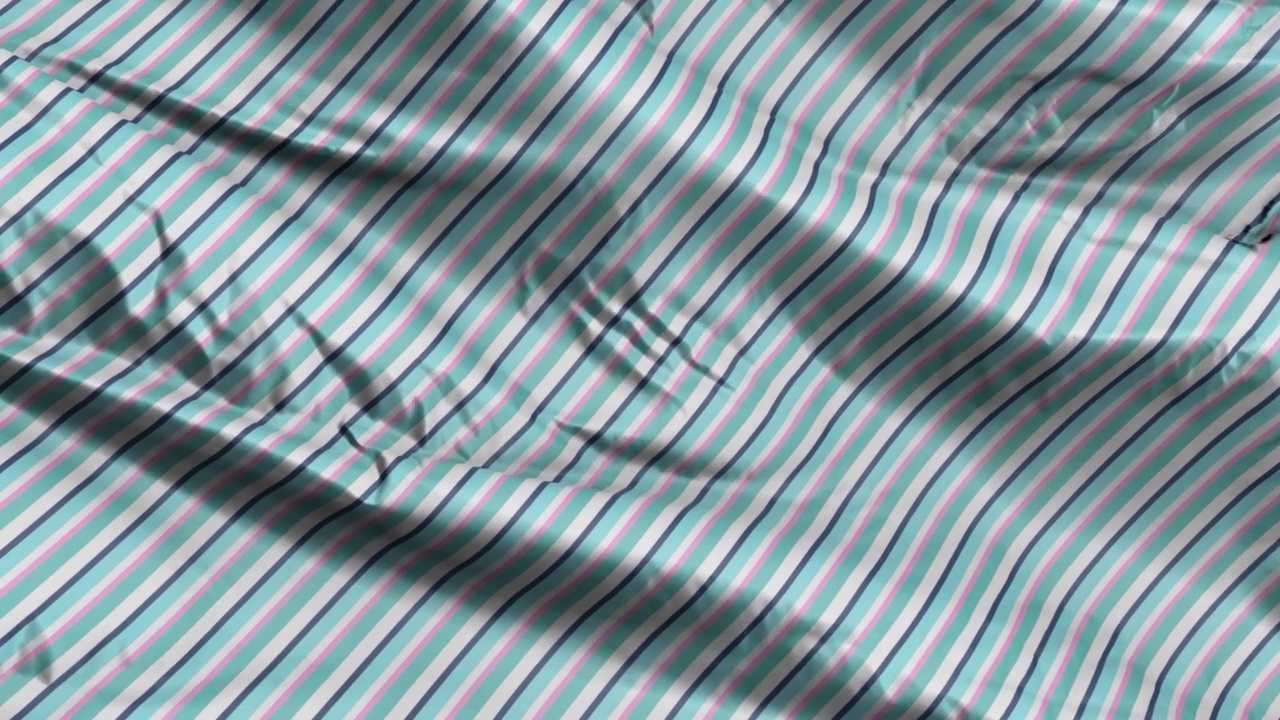 天蓝色斜纹纺织品面料在风中飘扬。复古风格的条纹。全灌装无缝回路。视频下载