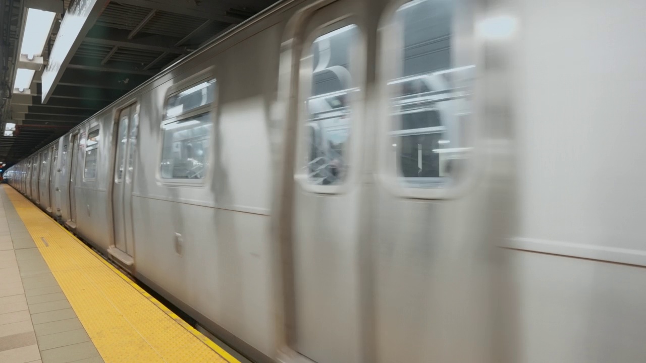纽约地铁开了视频素材
