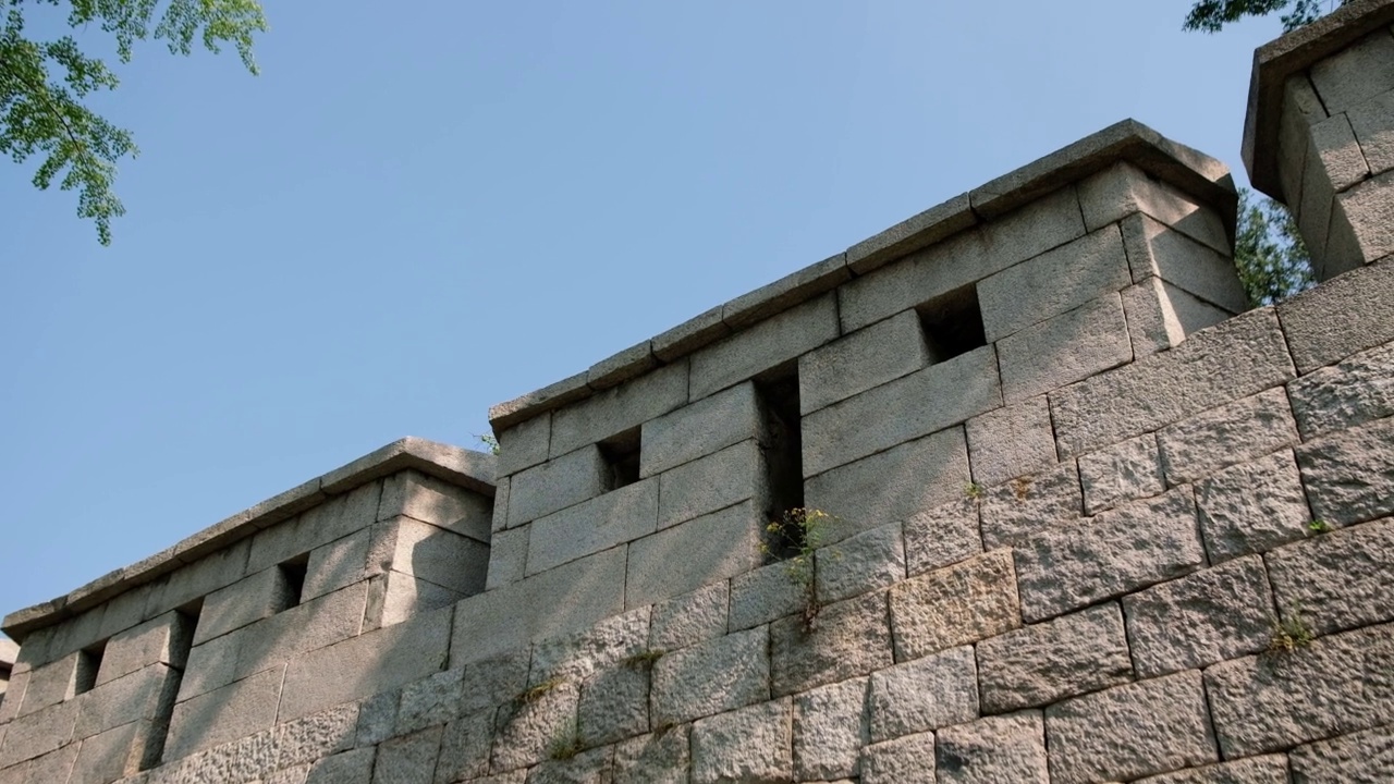 首尔城北洞战龙宫院吉古城墙视频素材