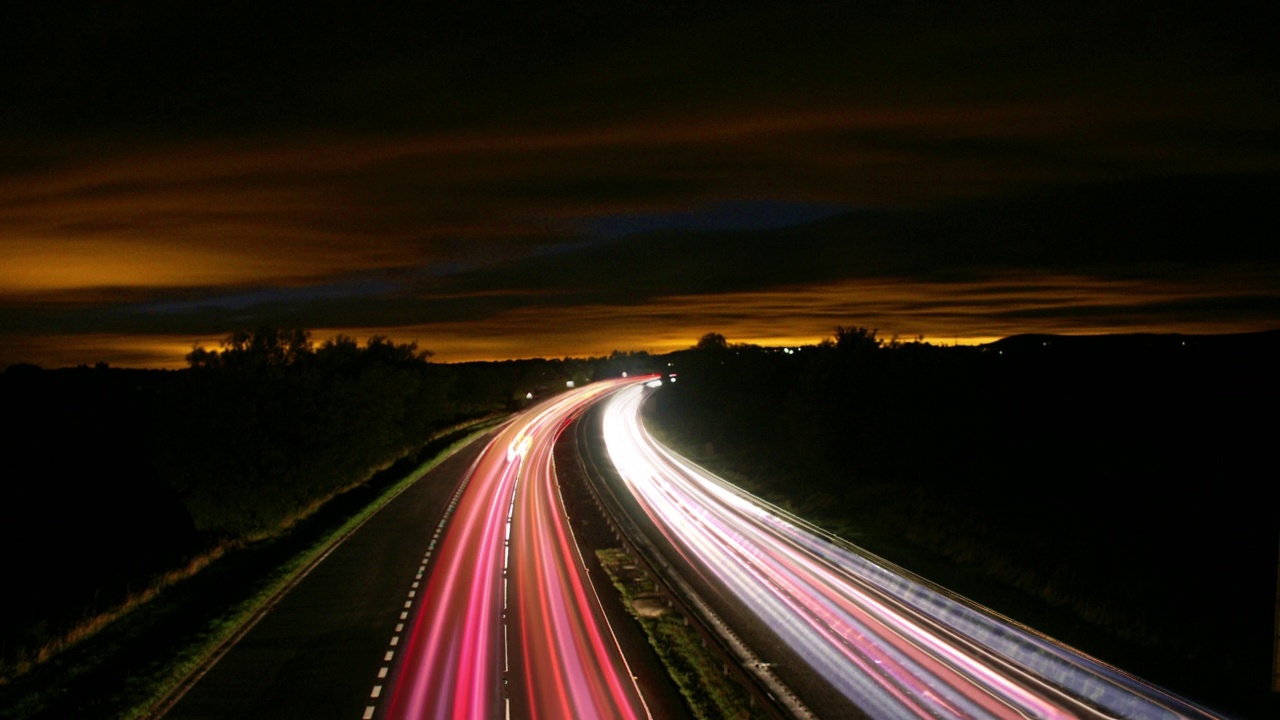 高峰时间快速汽车移动的夜晚城市，快速移动的交通驱动器移动快光每效果线光cg时间推移视频素材
