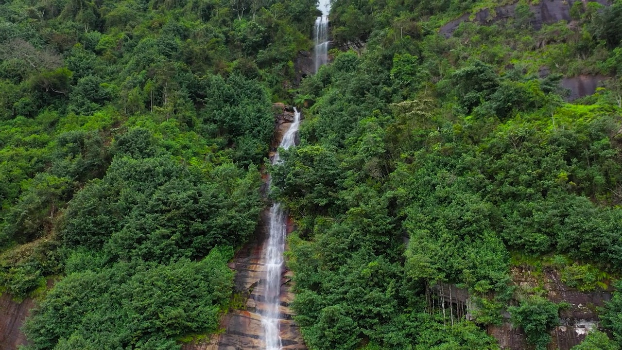 斯里兰卡丛林中的热带瀑布。视频素材