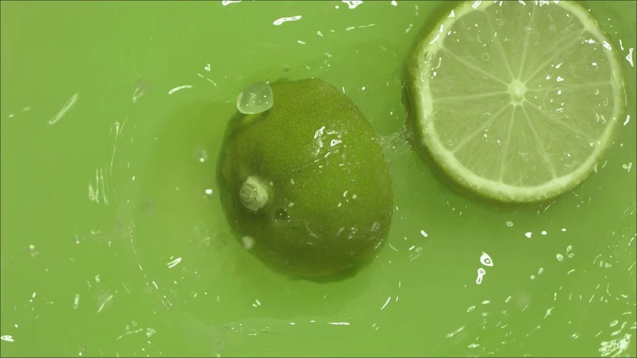 柠檬落在果汁上，分成两半。视频下载