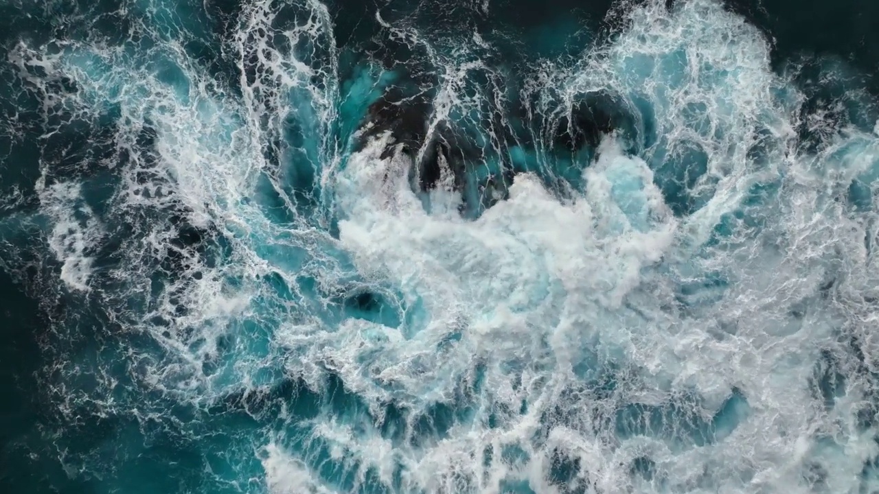 大海或海洋大的惊涛骇浪清澈碧绿的水，泡沫白色的纹理。海浪撞击的慢动作航拍视频素材