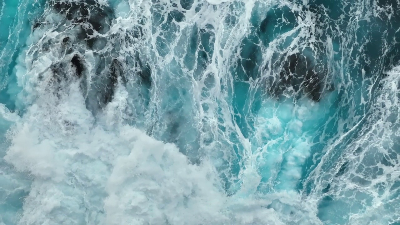 大西洋上的狂风巨浪。从空中俯视，海浪拍打在岩石上视频素材