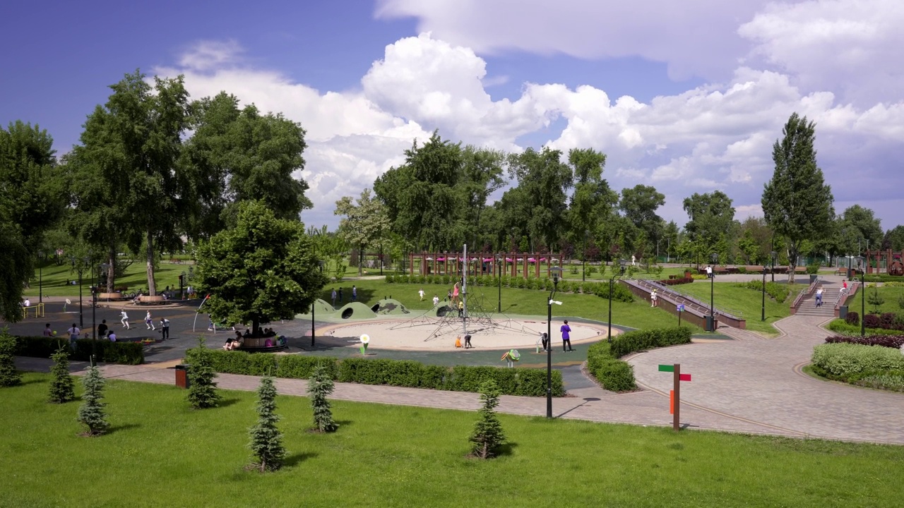 乌克兰基辅的公共公园和儿童游乐场。视频下载
