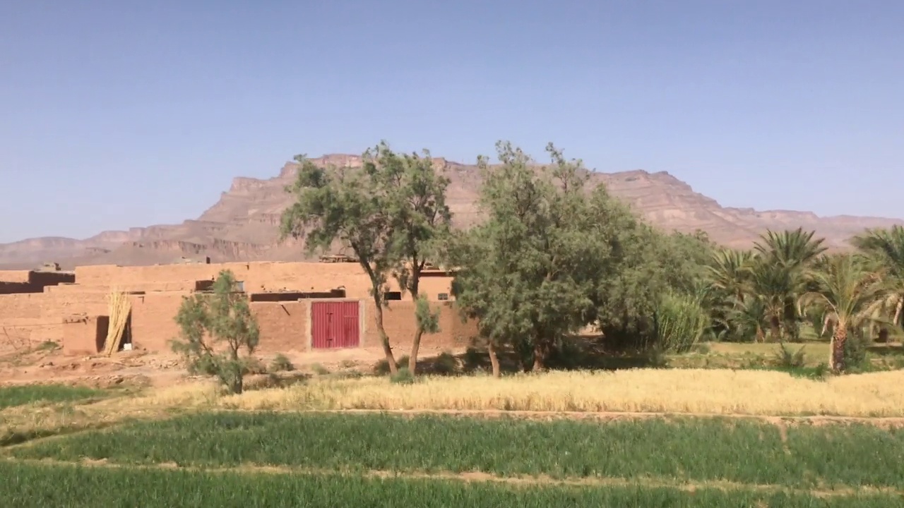 摩洛哥郊区的一座山和一个村庄的景色视频下载