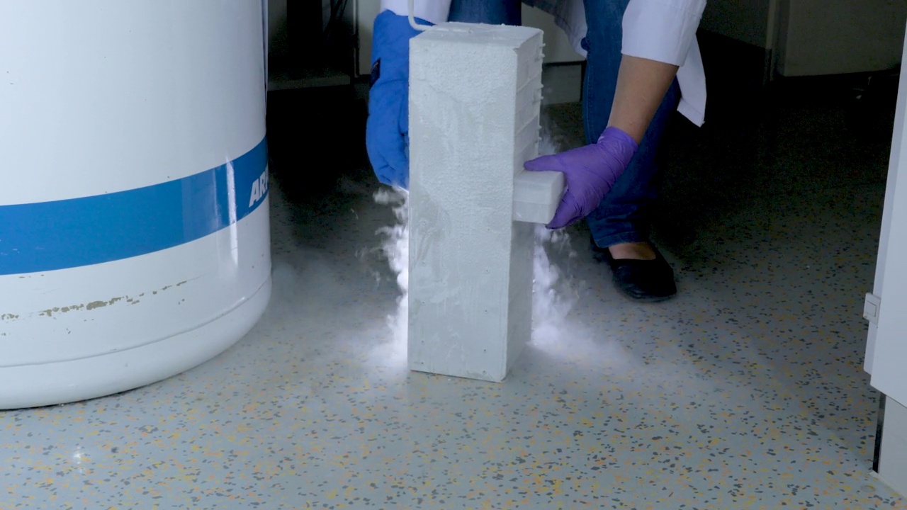 科学家拿出冷冻容器视频素材