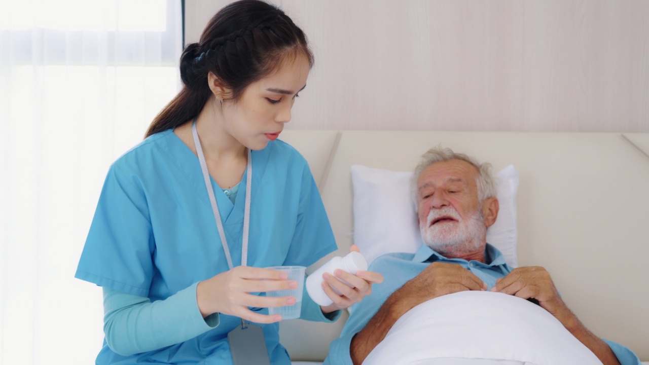 女医生在病床上为老年病人讲解处方药视频下载