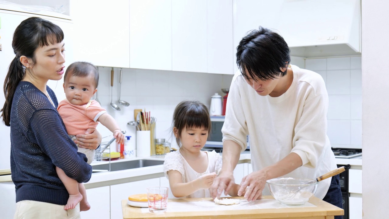 父母和孩子在家做饭视频素材