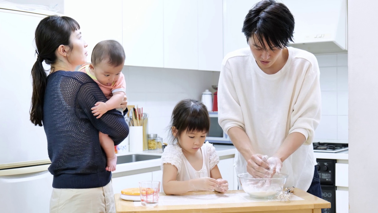 父母和孩子在家做饭视频素材