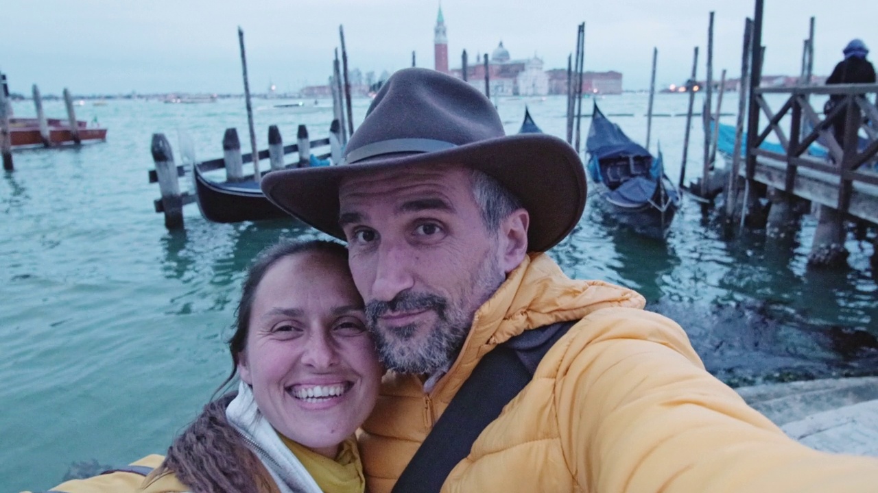 一对情侣在威尼斯度假自拍。情人节。视频下载