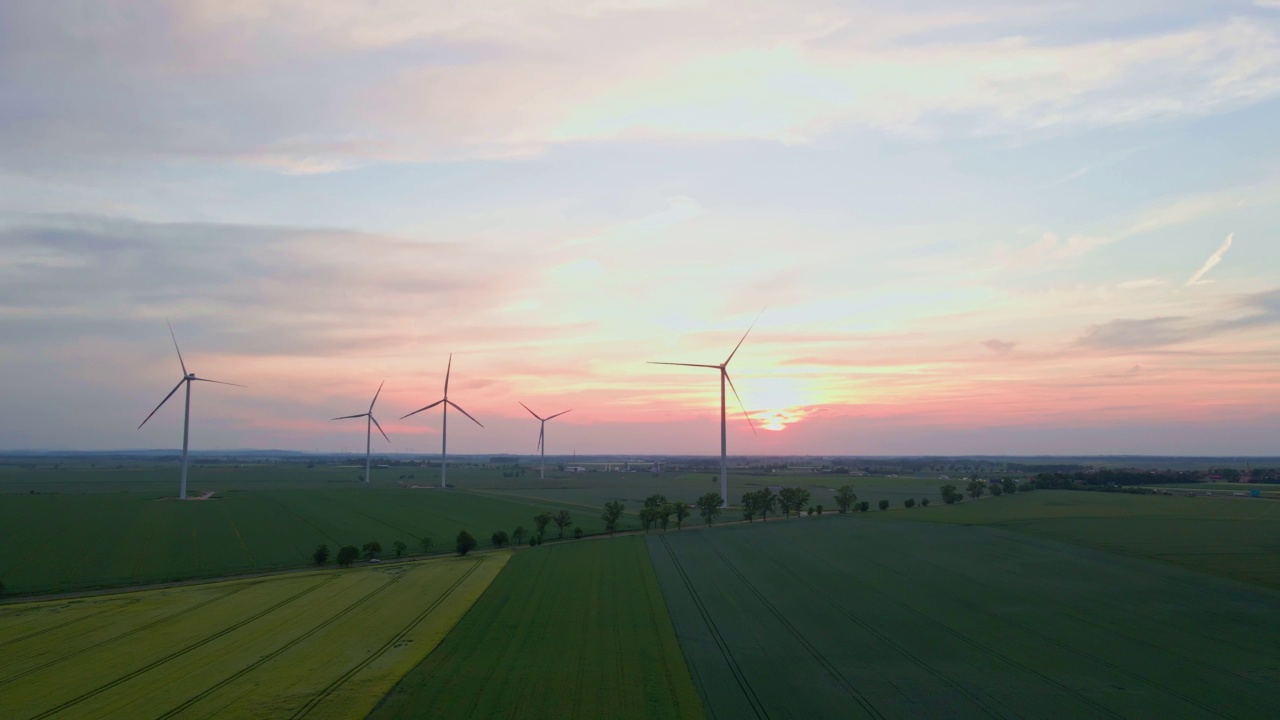 夕阳下的风车，风能的概念视频素材
