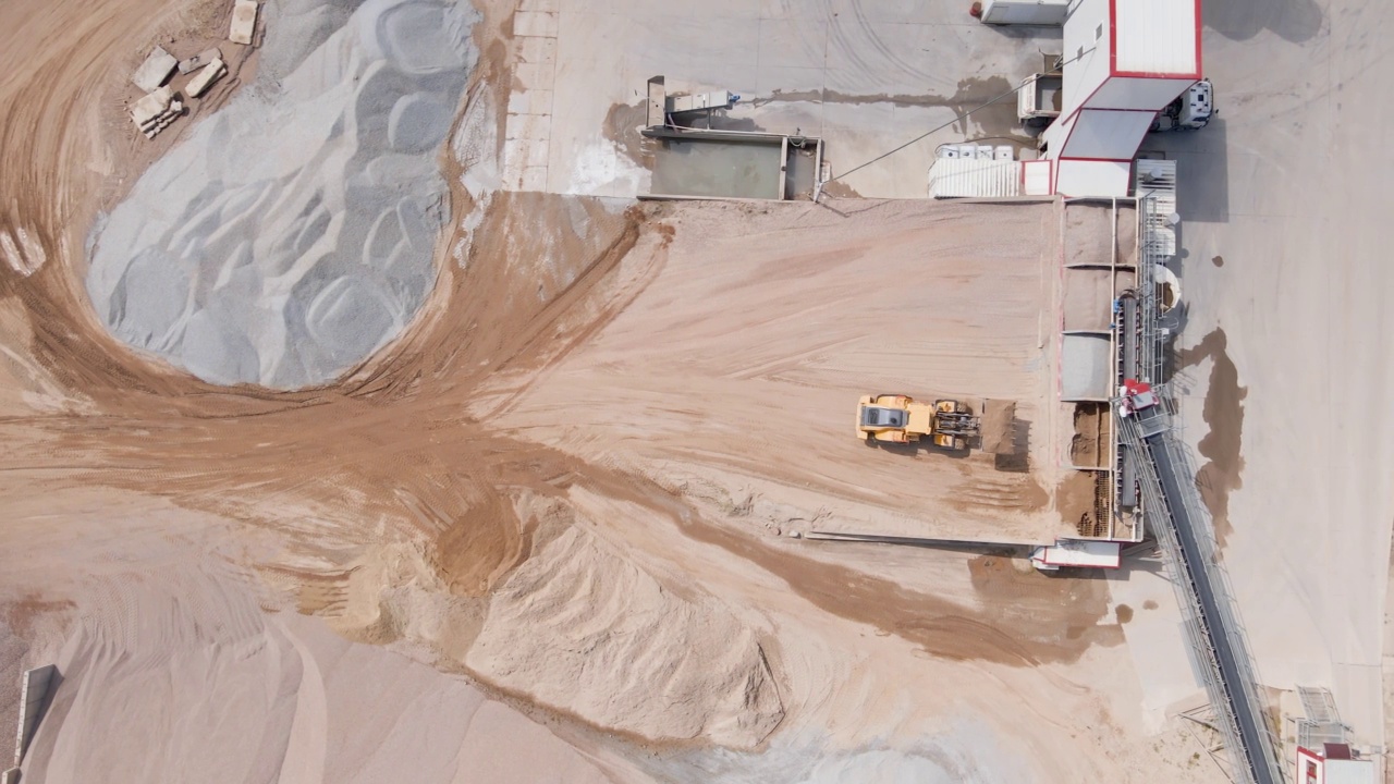 采石场装载沙子的黄色推土机视频素材