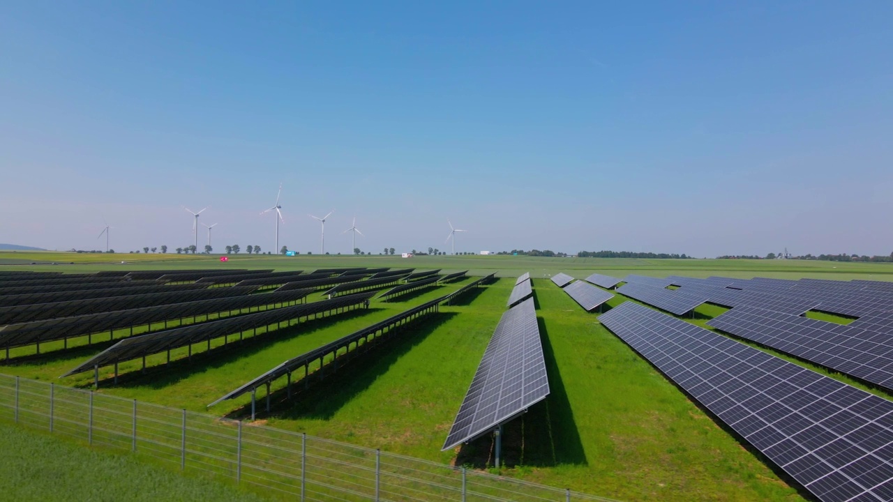 绿色田野中的太阳能电池板，鸟瞰图视频素材