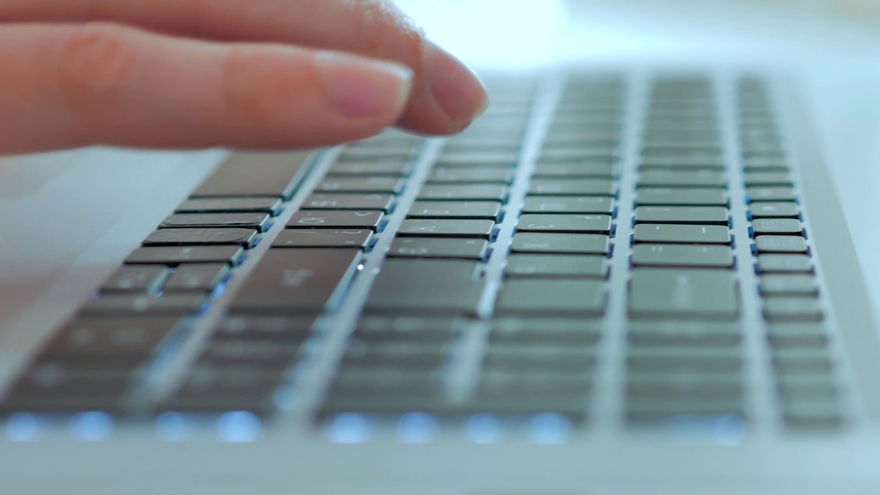 特写男人的手在笔记本电脑键盘上打印文字，选择性聚焦视频素材