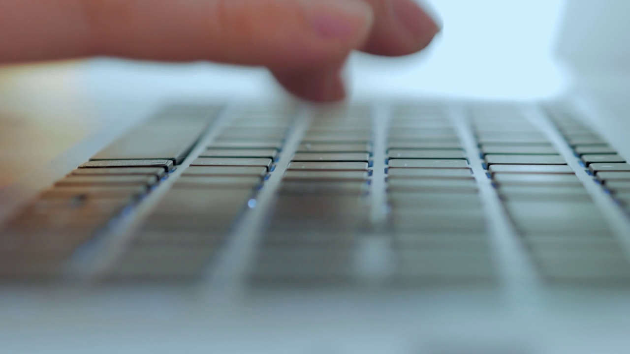 男人的手指在键盘上打印文字，特写，选择性对焦，室内运动视频素材