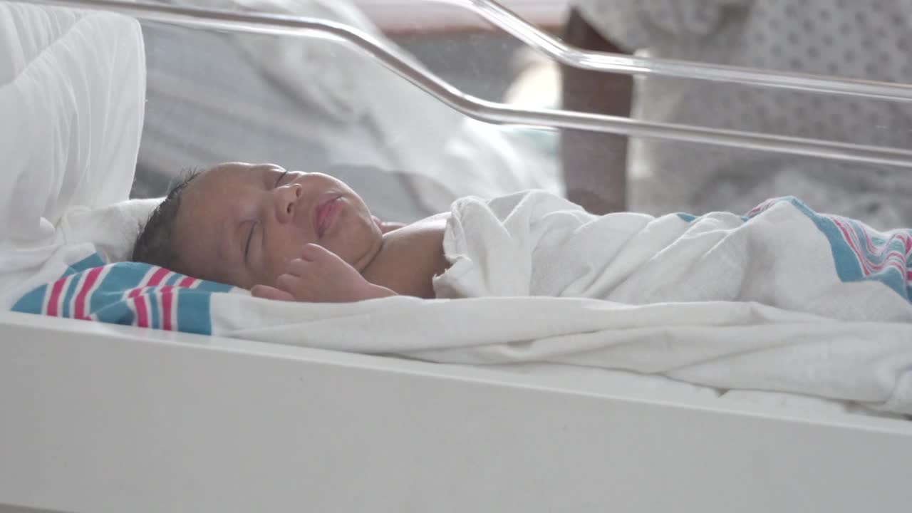新生儿睡在医院的婴儿床里视频下载