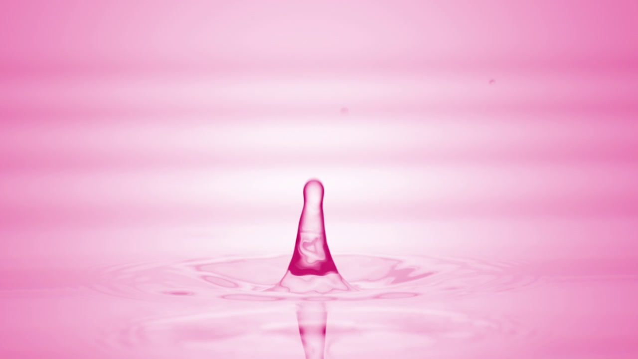 一滴粉红色液体落在液体表面，形成圆圈视频下载