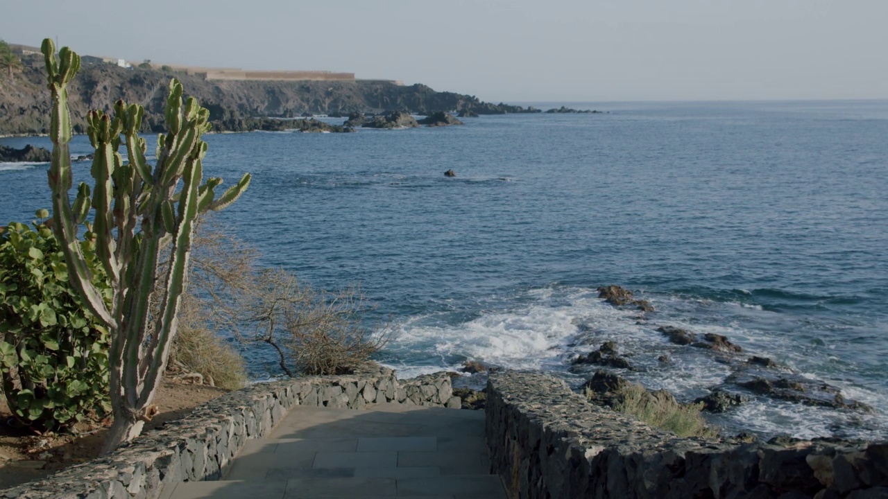 台阶通向大海。阿尔卡拉，位于西班牙加那利群岛特内里费岛南部海岸的小港口和渔镇视频素材