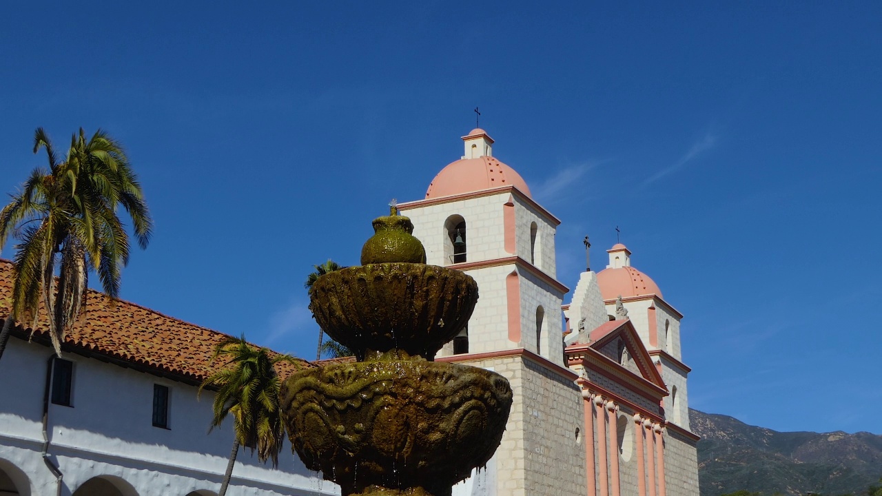 古老的西班牙教堂前的喷泉视频素材