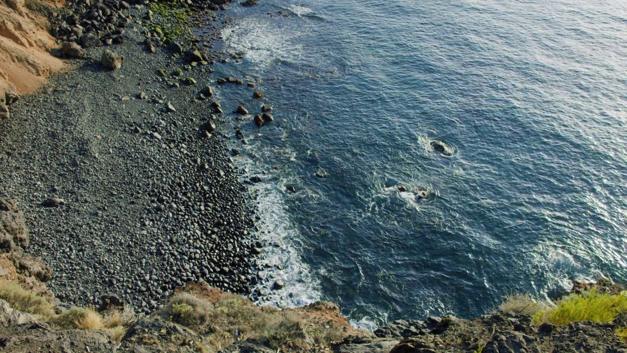 特内里费岛，大西洋的岩石火山海滩，黑色的沙子和石头。没有人。视频素材