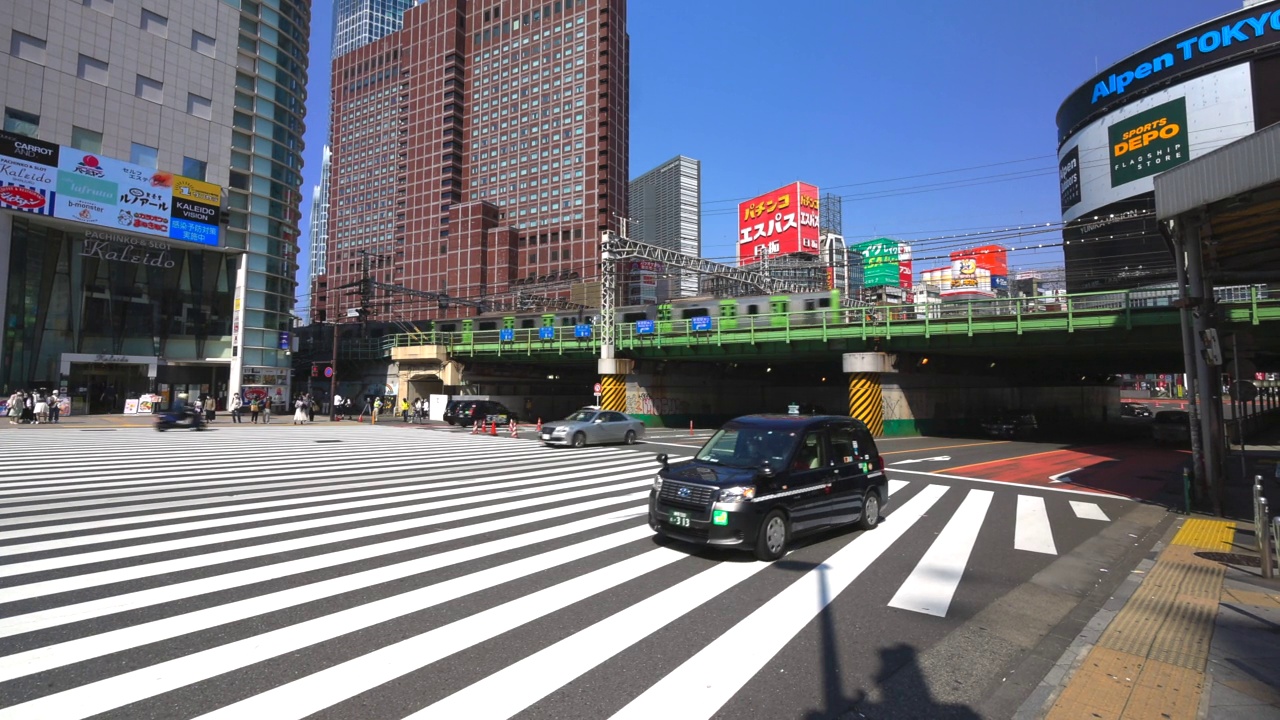在日本东京新宿，汽车行驶在欧海道大道上，穿过长长的人行横道视频素材