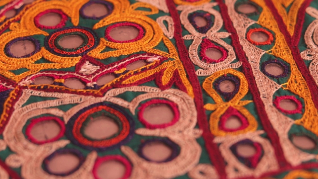 刺绣图案和背部，传统的匈牙利玛代刺绣图案。手工印度刺绣，bharatkam或刺绣工艺品，视频素材