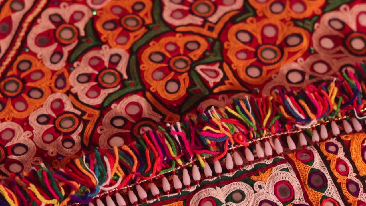 镜像刺绣工作典型的阿希尔部落在古吉拉特邦，印度，传统和图案艺术刺绣艺术品美丽的看法，手工。民族和部落图案。视频素材