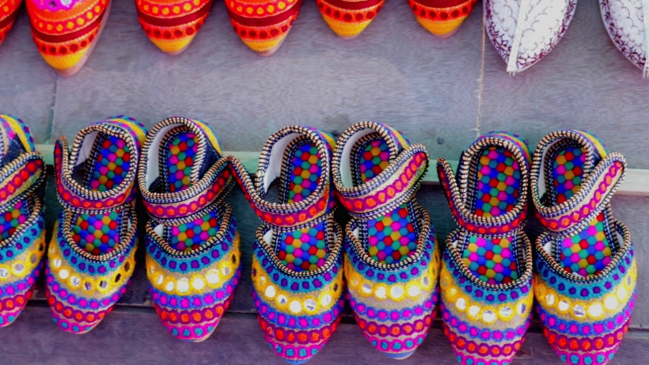 传统的印度制鞋妇女，多颜色手工刺绣的部落裙和镜像工作妇女或女孩的鞋视频素材