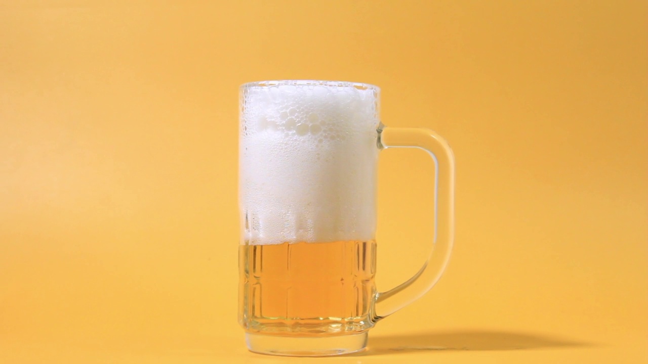 咕咕作响的新鲜啤酒在玻璃特写的角度视频素材