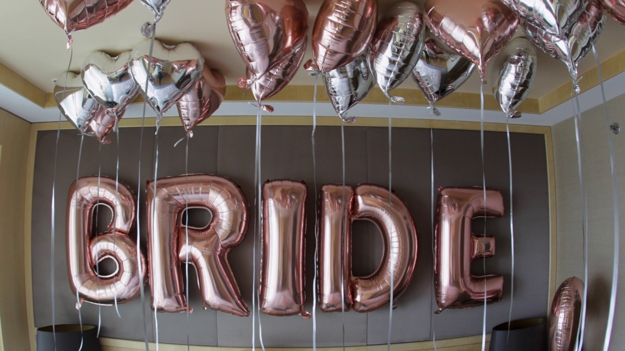 粉色和灰色的闪闪发光的派对气球，情人节白天房间装饰，银色的氦气球，新娘房间装饰，心形充气气球，新娘字母充气氦气球视频下载