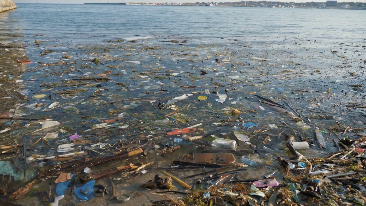 海水中有很多垃圾。水面上的塑料碎片。海洋污染，环境灾难视频素材
