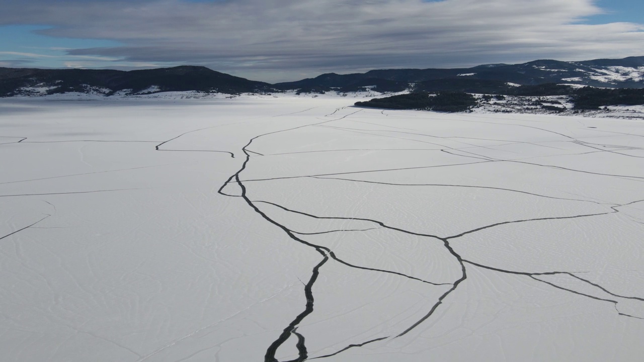 保加利亚，被冰覆盖的巴塔克水库的冬季岛屿鸟瞰图视频素材