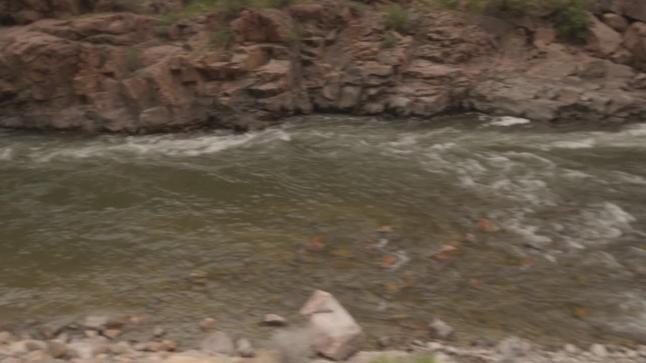沿河追踪拍摄视频素材