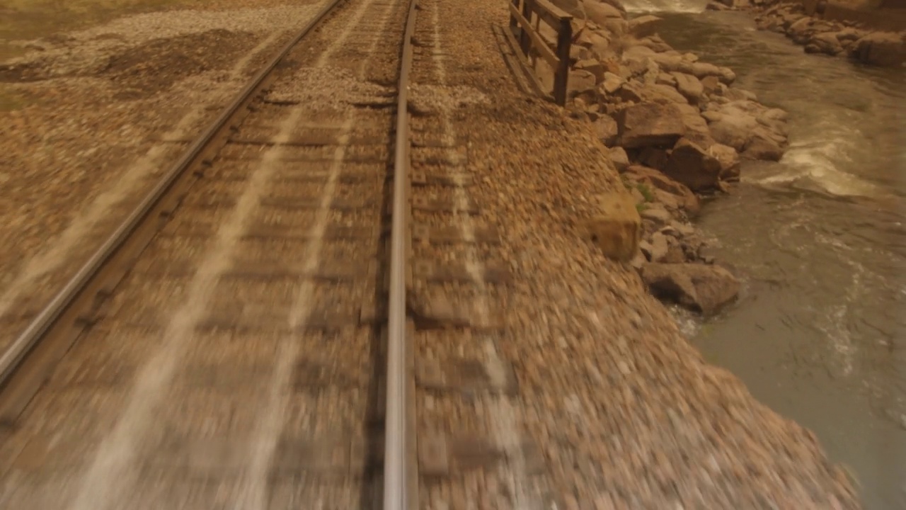 沿河铁路线的跟踪镜头视频素材