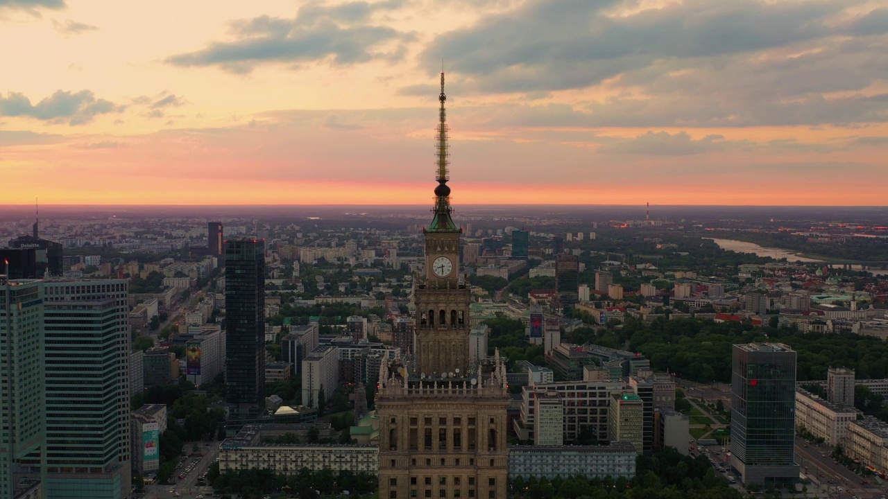 文化科学宫，华沙，波兰。俯瞰华沙的夜晚。视频素材