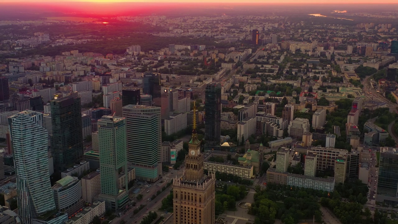 文化科学宫，华沙，波兰。俯瞰华沙的夜晚。视频素材
