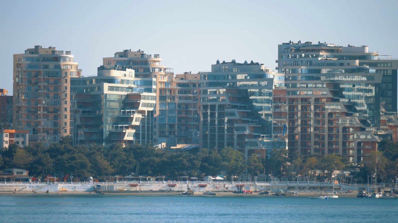 现代度假小镇建筑在海洋或海湾视频素材