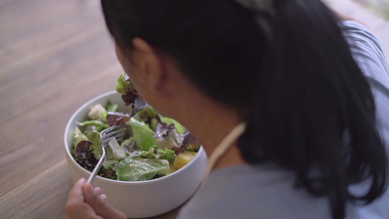 女人在餐馆吃沙拉的慢动作视频素材