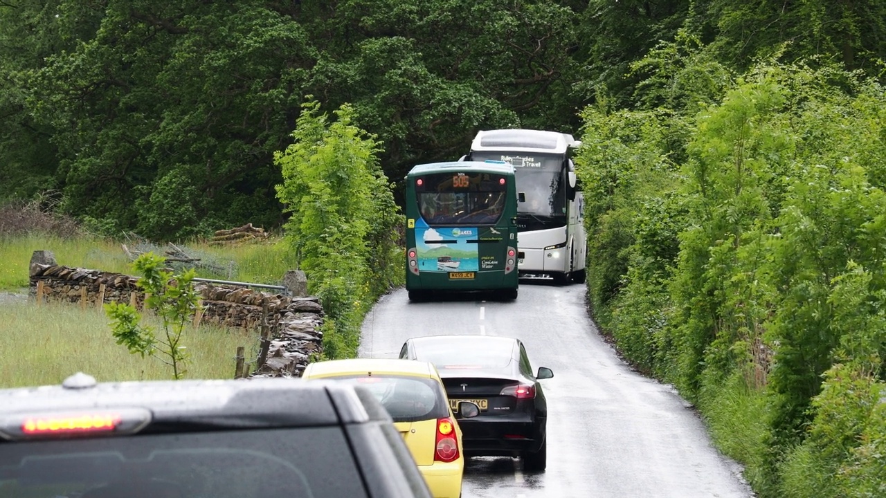 英国湖区，当一辆公共汽车遇到一辆长途汽车时，安布尔赛德/霍克斯海德路被阻塞了。视频下载