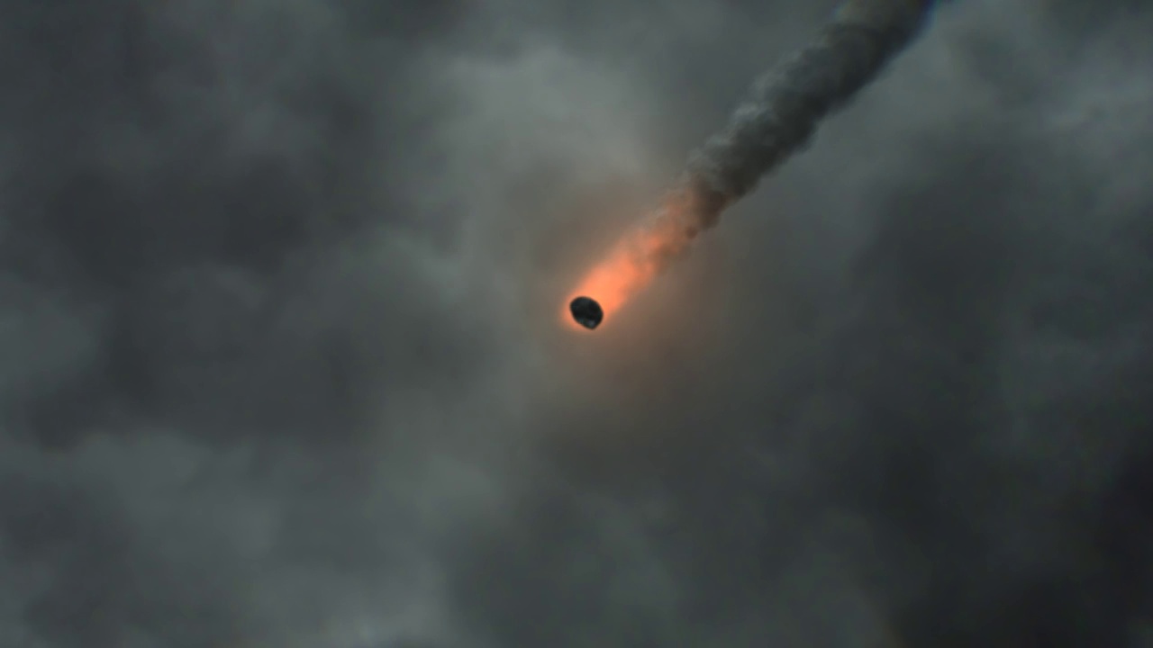 快速燃烧的小行星流星在地球大气层，现实的愿景视频素材